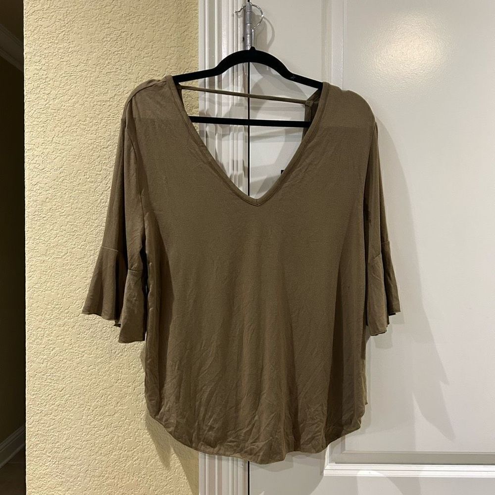 ‎Chaser medium sage green top NWT